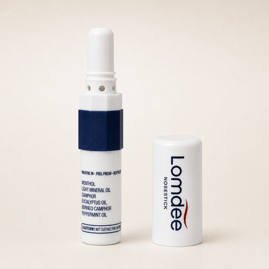 Geöffneter Lomdee Nosestick mit abgenommenem Verschluss daneben