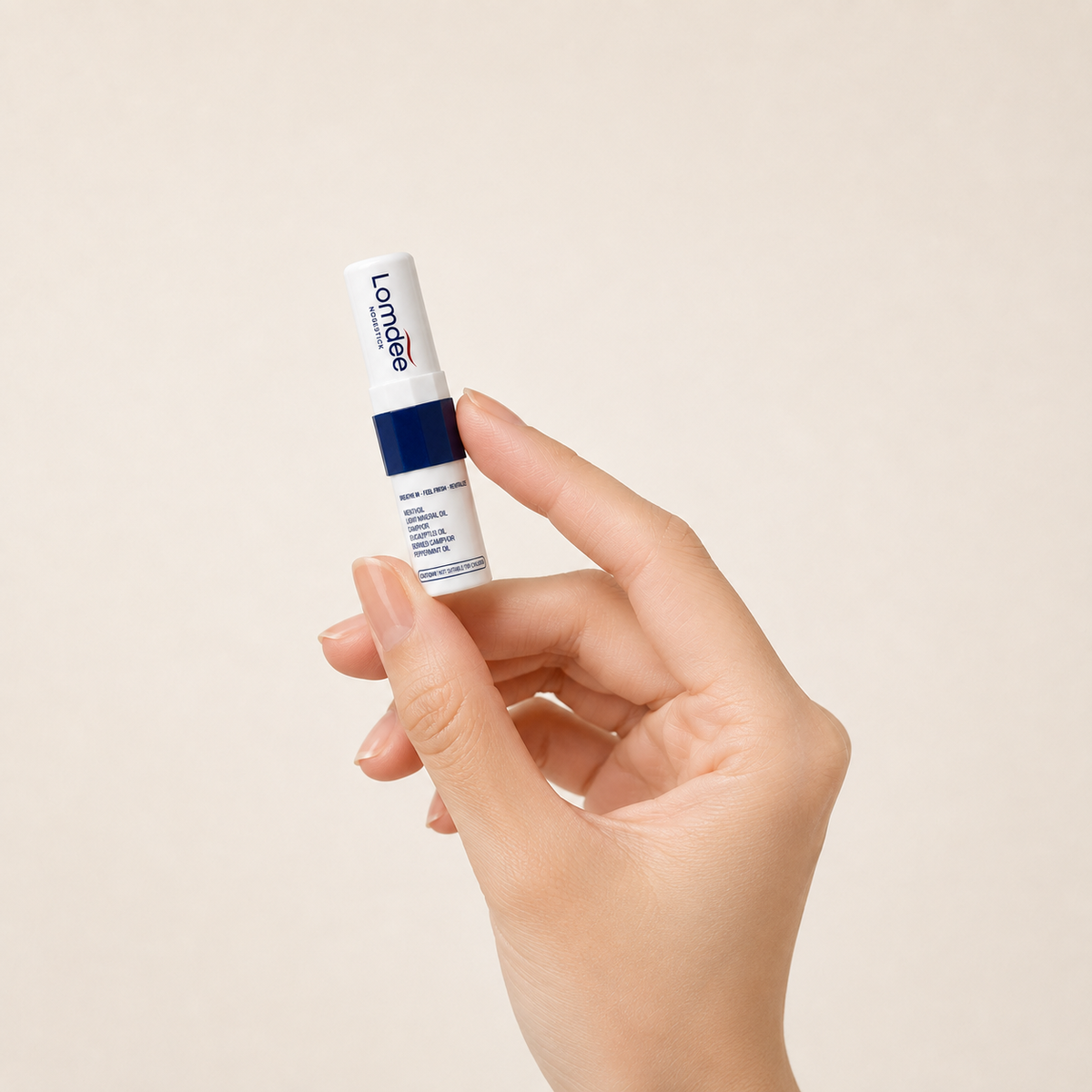 Hand hält den Lomdee Nosestick, der etwa so groß ist wie ein Lippenstift